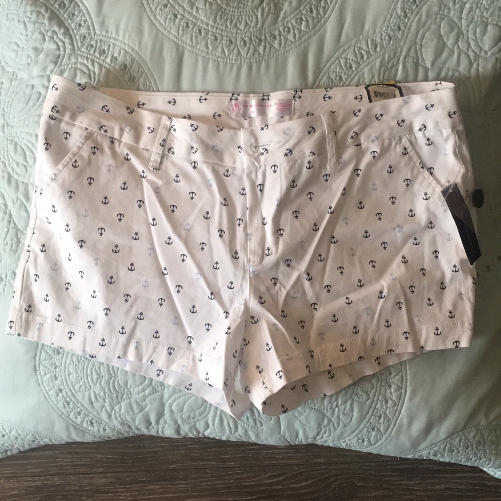 ⚓️shorts⚓️ white with navy and blue anchors